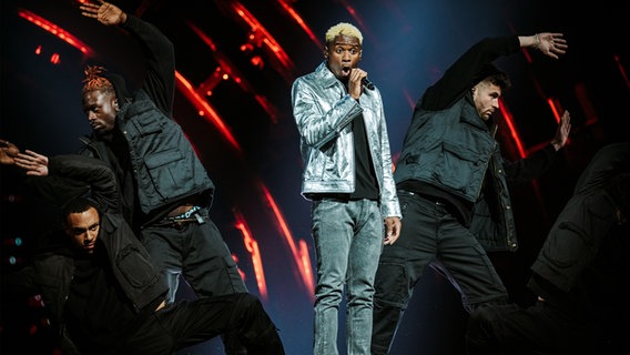 Jérémie Makiese (Belgien) mit "Miss You" auf der Bühne in Turin. © eurovision.tv/EBU Foto: Nathan Reinds