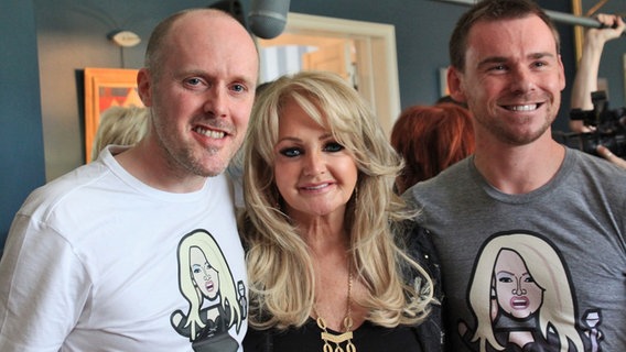 Der britische Illustrator Ben Morris mit der Sängerin Bonnie Tyler Der britische Illustrator Ben Morris mit der Sängerin Bonnie Tyler © Ben Morris
