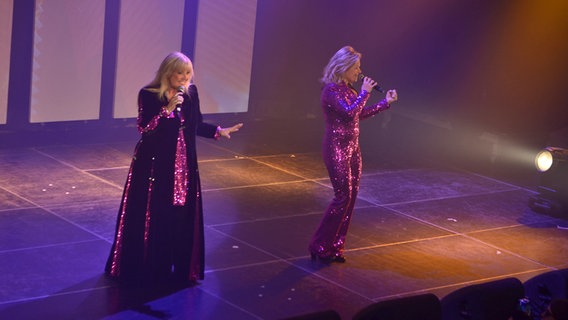 Bobbysocks, Hanne Krogh und Elisabeth Andreasson, bei ihrem Auftritt bei Eurovision in Concert  Foto: EPA