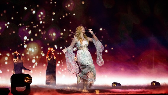 Bodine Monet mit "Tears Like Rain" auf der Bühne beim ESC Vorentscheid in Berlin. © NDR Foto: Claudia Timmann