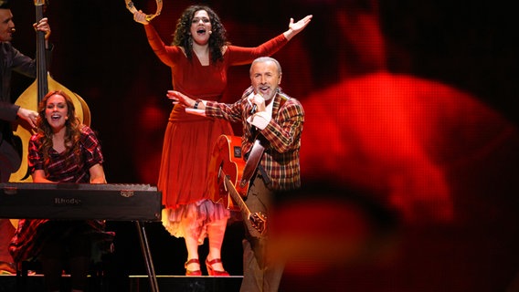 Dino Merlin für Bosnien-Herzegowina im Finale des Eurovision Song Contests 2011 in der Düsseldorf-Arena © NDR Foto: Rolf Klatt