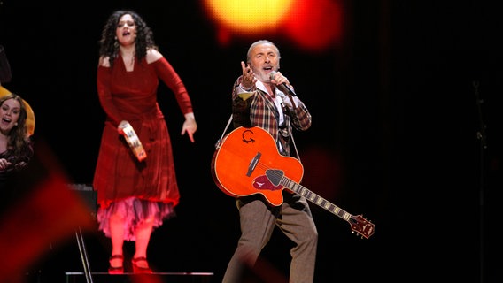 Dino Merlin für Bosnien-Herzegowina im Finale des Eurovision Song Contests 2011 in der Düsseldorf-Arena © NDR Foto: Rolf Klatt