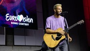 Malik Harris mit einer Gitarre beim deutschen Botschaftsempfang des ESC 2022 in Turin. © NDR Foto: Claudia Timmann