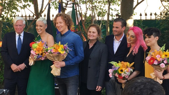 Botschafter Christof Weil, Michael Schulte, Fado-Sängerin Mariza, Christoph Pellander und Cláudia Pascoal beim Botschaftsempfang in Lissabon. © NDR 