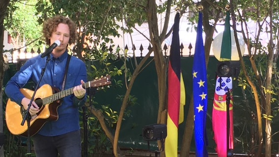 Michael Schulte auf dem Botschaftsempfang in Lissabon. © NDR 