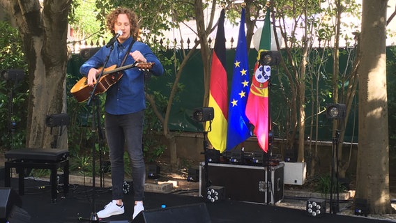 Michael Schulte auf dem Botschaftsempfang in Lissabon. © NDR 