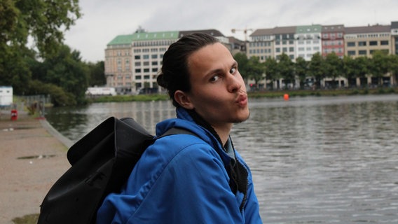 Songchecker und TikTok-Host Broder Breese an der Alster in Hamburg.  Foto: Diogo Nunes