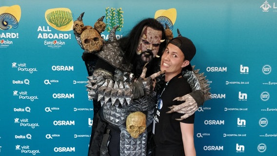 Mr. Lordi zusammen mit Broder Breese beim Eurovision Song Contest 2018 in Lissabon.  Foto: privat