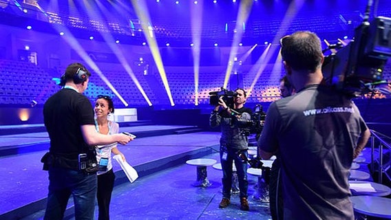 Die ESC-Moderatorin Filomena Cautela probt im Greenroom. © M&M Production Management 