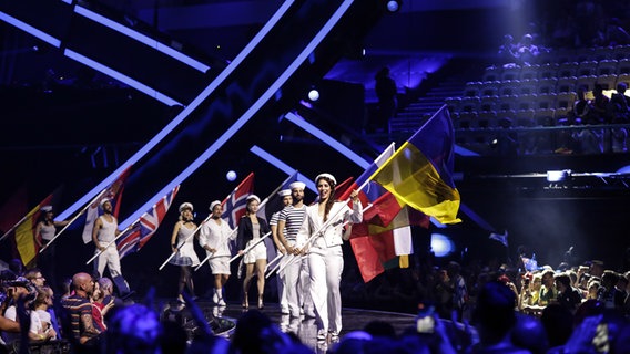 Die Flaggenparade auf der Bühne in Lissabon. © eurovision.tv Foto: Thomas Hanses