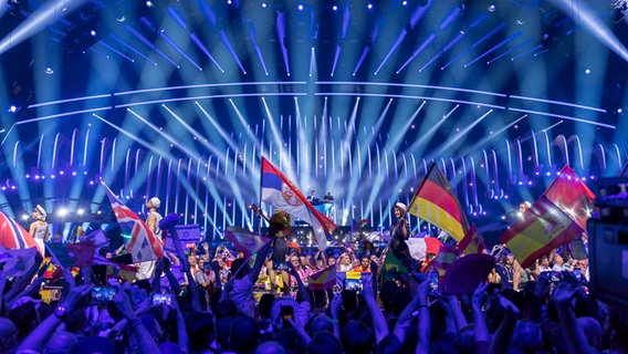 Das Publikum in der Altice Arena in Lissabon schwenkt Fahnen bei der Eröffnungsparade. © NDR Foto: Rolf Klatt