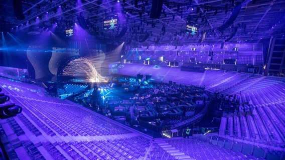Blick von oben auf die Bühne und den Greenroom in der Halle von Turin. © eurovision.tv/EBU 