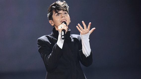 Der Bulgare Kristian Kostov bei seinem Auftritt im ESC-Finale von Kiew. © dpa Bildfunk Foto: Julian Stratenschulte