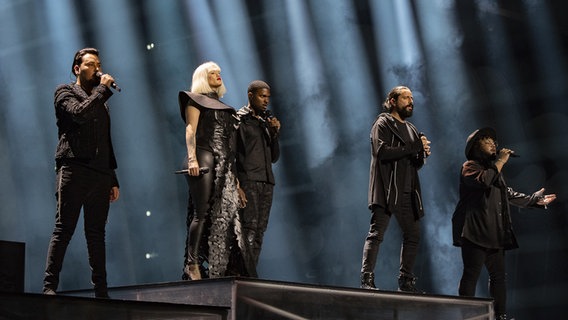 Die Gruppe Equinox performed "Bones" auf der Bühne in Lissabon. © eurovision.tv Foto: Andres Putting