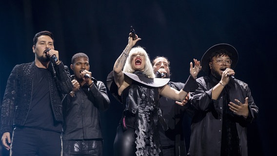 Georgi Simeonov, Johnny Manuel,  Zhana Bergendorff,  Vlado Mihailov und Trey Campbell (v.l.) mit "Bones" auf der Bühne in Lissabon. © eurovision.tv Foto: Andres Putting