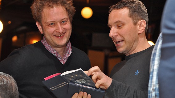 Der Komponist Ralph Siegel mit den Buchautoren Clemens Dreyer (mitte) und Claas Triebel © NDR/Patricia Batlle 