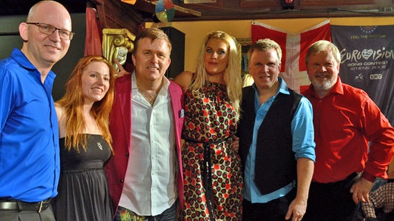 Die Künstler Valentina Monetta (2.v.l.), Malene Mortensen, Jan Johansen (l.) und die schwedischen Brüder Herreys beim OGAE-Clubtreffen in München 2014 © NDR Foto: Patricia Batlle