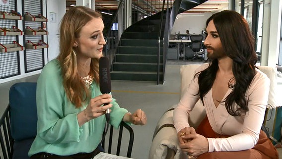 Conchita im Gespräch mit Moderatorin Veronika Emily Pohl © NDR 