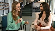 Conchita im Gespräch mit Moderatorin Veronika Emily Pohl © NDR 