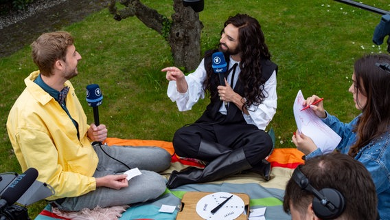 Conchita Wurst, Consi, Alina und Marcel bei Alles Eurovision. © NDR Foto: Margarita Ilieva