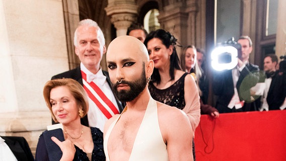 Conchita (ehamals Conchita Wurst) nimmt am Wiener Opernball teil. © Michael Gruber/AP/dpa Foto: Michael Gruber