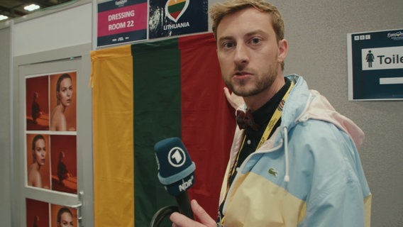 Consi backstage beim ESC vor der Umkleide von Litauen. © NDR Foto: Screenshot