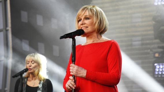 Mary Roos singt bei der ESC-Party auf der Reeperbahn. © NDR Foto: Uwe Ernst