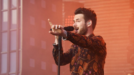 Johannes Strate singt bei der ESC-Party auf der Reeperbahn. © NDR Foto: Uwe Ernst