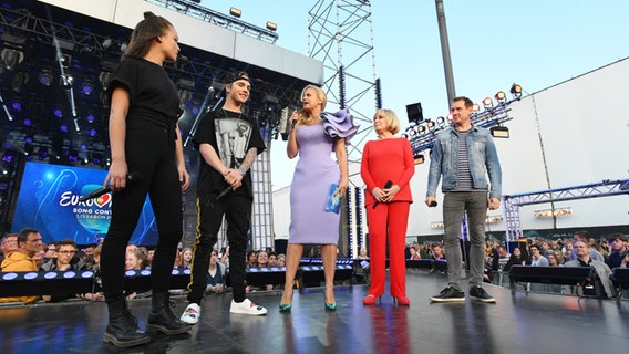 Barbara Schöneberger und die Jurymitglieder stehen auf der Bühne auf der Reeperbahn. © NDR Foto: Uwe Ernst