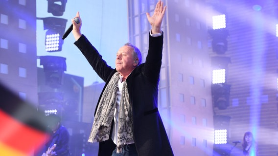 Simple Red Sänger Michael Hucknall singt bei der ESC-Party auf der Reeperbahn. © NDR Foto: Uwe Ernst