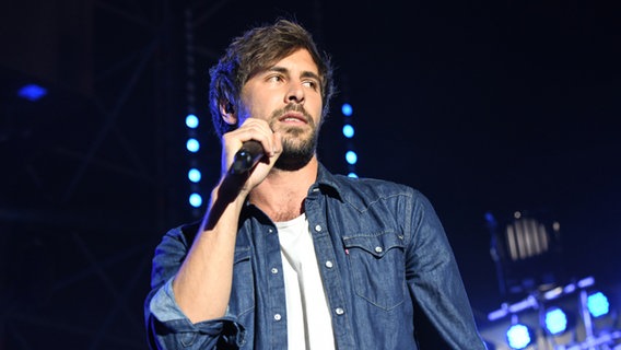 Max Giesinger singt bei der ESC-Party auf der Reeperbahn. © NDR Foto: Uwe Ernst