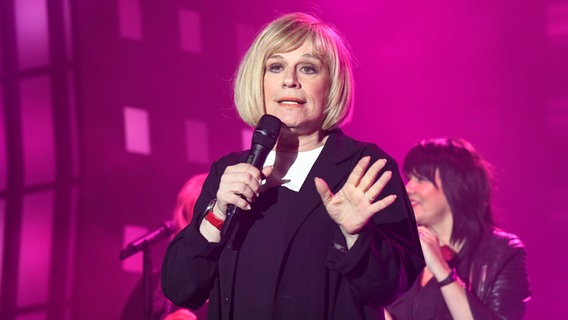 Mary Roos singt bei der ESC-Party auf der Reeperbahn. © NDR Foto: Uwe Ernst