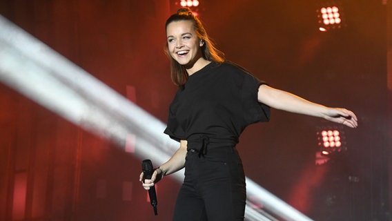 Lotte singt bei der ESC-Party auf der Reeperbahn. © NDR Foto: Uwe Ernst