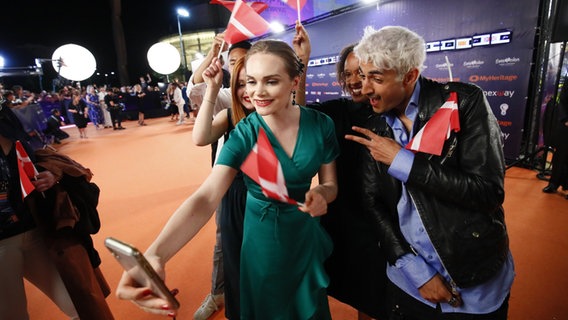 Leonora auf dem roten Teppich am Habima Square. © eurovision.tv Foto: Andres Putting