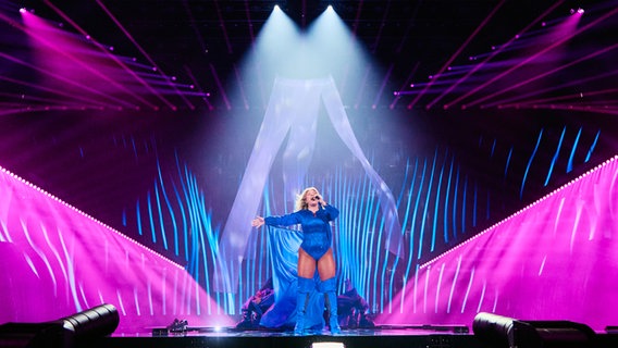 Sissal auf der Bühne für Dänemark in der St. Jakobshalle © Eurovision.tv/ EBU Foto: Alma Bengtsson