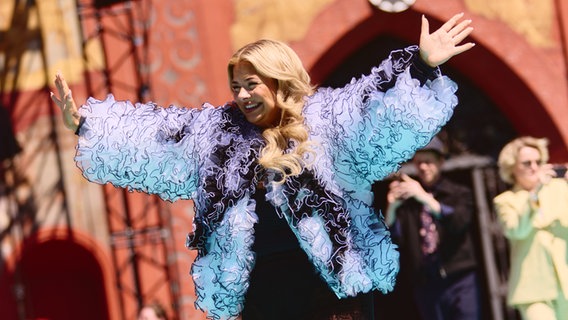 Sissal aus Dänemark auf dem türkisen Teppich in Basel © eurovision.tv Foto: Alma Bengtsson