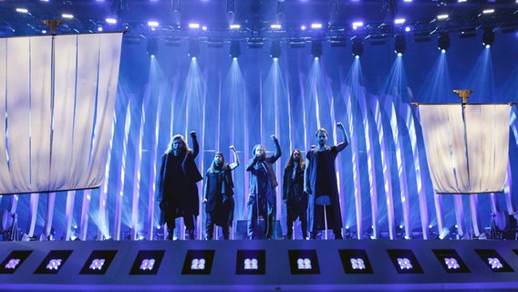 Für Dänemark sind Rasmussen mit "Higher Ground" auf der Bühne in Lissabon. © eurovision.tv Foto: Thomas Hanses