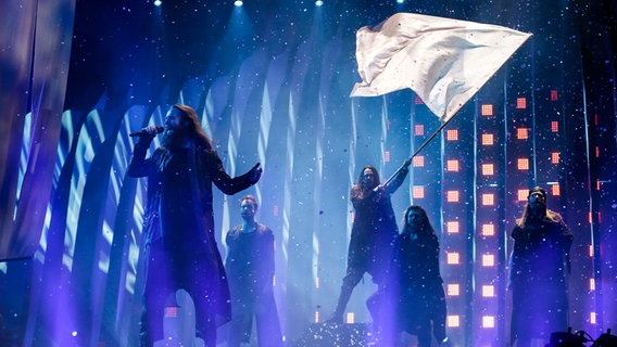 Für Dänemark sind Rasmussen mit "Higher Ground" auf der Bühne in Lissabon. © eurovision.tv Foto: Thomas Hanses