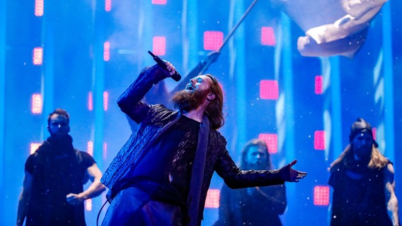 Rasmussen auf der Bühne in Lissabon. © eurovision.tv Foto: Andres Putting