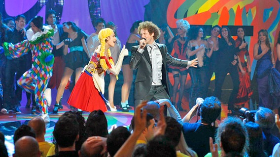 Der Sänger trägt triumphal sein Siegeslied "Algo pequeñito" am Ende der Abschlussgala zum spanischen Vorentscheid. © RTVE 