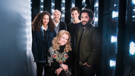 Die deutsche Jury für den ESC 2017 in Kiew: ESC-Gewinnerin Nicole, Sängerin Joy Denalane, Musikproduzent Andreas Herbig, Sänger/Songwriter Adel Tawil und Sänger Wincent Weiss. © NDR 