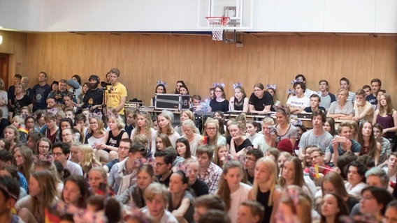 Eine Turnhalle ist voll mit Menschen. © NDR/Rolf Klatt Foto: Rolf Klatt