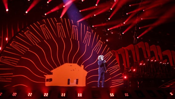 Michael Schulte auf der Bühne in Lissabon. © eurovision.tv Foto: Thomas Hanses