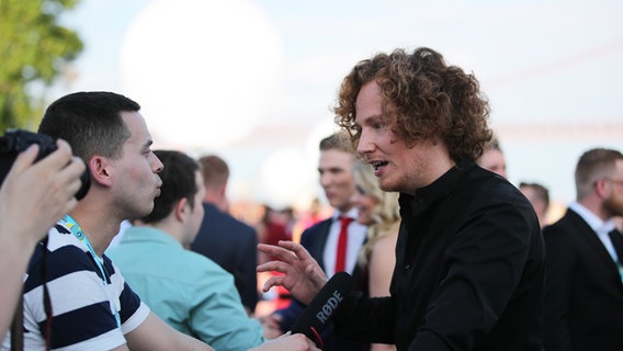 Michael Schulte auf dem roten Teppich in Lissabon. © NDR Foto: Rolf Klatt