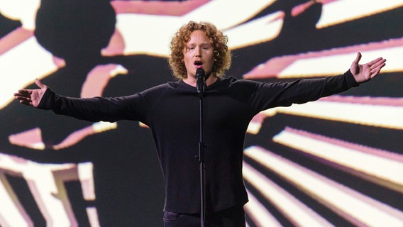 Michael Schulte auf der Bühne in Lissabon. © NDR Foto: Rolf Klatt