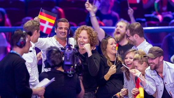 Michael Schulte mit der deutschen Delegation im Green Room im Finale von Lissabon. © NDR Foto: Rolf Klatt