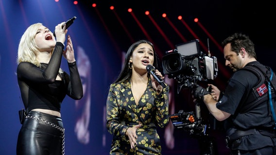 Für Deutschland stehen S!ster mit "Sister" auf der ESC-Bühne. © eurovision.tv Foto: Thomas Hanses