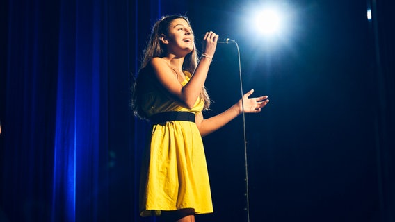 Susan auf der Bühne des Capitol in Offenbach beim Casting für den Junior ESC 2020. © KiKA Foto: Stefan Daub