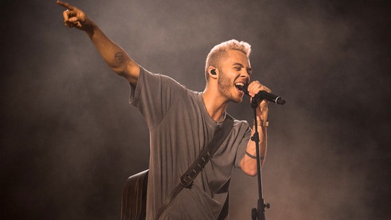 Malik Harris (Deutschland) mit "Rockstars" auf der Bühne in Turin. © eurovision.tv/EBU Foto: Corinne Cumming