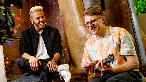 Malik Harris mit Stefan Spiegel an der Ukulele. © NDR Foto: Claudia Timmann